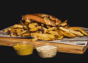 Nuestros choripapas vienen con patatas, salchichas heura, dos salsas a escoger, ketchup, aji criollo, tartara y mayonesa huancaina. Tienes opciones de agregar ingredientes extras.
 at Míleljos Vegan in Alicante