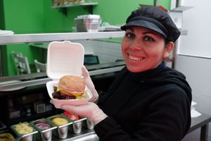 Greetings! I'm Ivette, the founder of Mileljos Vegan. If you're looking for a cozy atmosphere to enjoy delicious vegan cuisine, come and visit us today! Moreover, you can easily order from our website or delivery apps! at Míleljos Vegan in Alicante