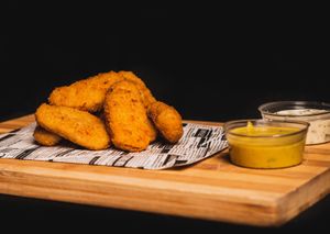 Nuestros single nuggets vienen con 2 salsas a escoger: ketchup, tártara o aji criollo. Este menú viene con patatas y una bebida. Preguntar por la opcion sin gluten. Tienes opcion at Míleljos Vegan in Alicante