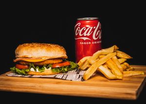 'Crispy Vegan', ¡Cruje con cada bocado! Lechuga, tomate, cryspy no pollo, keso, mortadela, mayonesa y ketchup. Este menú viene con patatas y una bebida. Tienes opciones de agrega at Míleljos Vegan in Alicante