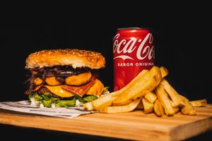 'La mixVurger', ¡Irresistible, tentadoramente deliciosa! Lechuga, tomate, keso suizo, vurger, vacon, nuggets, cebolla caramelizada, tártara y ketchup. Este menú viene con patata at Míleljos Vegan in Alicante