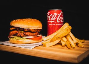 'La Selvatica', ¡merece la pena! Lechuga, cebolla, vurger, vacon, platano, crema de aguacate, aji criollo. Este menú viene con patatas y una bebida. Preguntar por la opcion sin g at Míleljos Vegan in Alicante