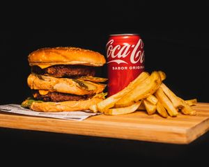 Magnijos', ¡la doble vurger! Pan doble piso, lechuga mezclum, cebolla, pepinillos, keso cheddar y doble vurger. Este menú viene con patatas y una bebida.  at Míleljos Vegan in Alicante