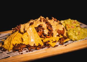 Nuestros nachos mix vienen con nachos sin gluten, alubias rojas picada vegetal beyond sin gluten, guacamole clasic, keso derretido sin gluten. También tienes opciones de agregar i at Míleljos Vegan in Alicante