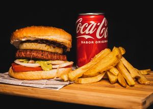 ''La Tropical', ¡Muy deliciosa! Tomate, cebolla, vurger, piña, aji criollo, aguacate y mayonesa. Este menú viene con patatas y una bebida. Preguntar por la opcion sin gluten. Ti at Míleljos Vegan in Alicante