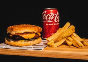 'Con Keso', ¡La vurger con keso! Cebolla, pepinillos, mostaza, ketchup, keso cheddar y vurger. Preguntar por la opcion sin gluten. Este menú viene con patatas y una bebida. Tiene at Míleljos Vegan in Alicante