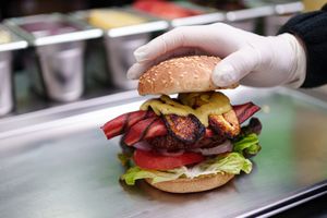 'La Selvatica', ¡merece la pena! Lechuga, cebolla, vurger, vacon, platano, crema de aguacate, aji criollo. Preguntar por la opcion sin gluten. at Míleljos Vegan in Alicante