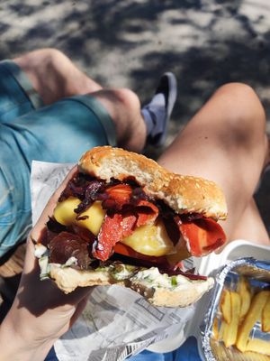 Burger with bacon and nuggets at Míleljos Vegan in Alicante