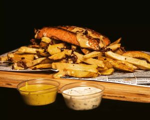 SALCHI MIX: combination of Beyond minced meat, Chorizo, sausage, potatoes and melted cheddar cheese at Míleljos Vegan in Alicante