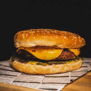 Cheeseburger at Míleljos Vegan in Alicante