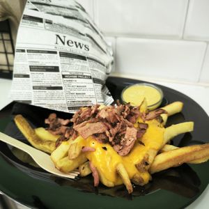 Patatas keso y vacon at Míleljos Vegan in Alicante