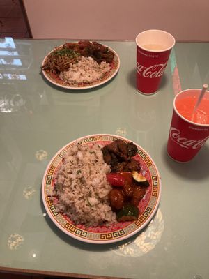 Homemade and pink lemonade, Brokkoli „beef“ and sweet and spicy „pork“ with fried rice. All for about 1800 ¥ per person.  at Oscar in Tokyo
