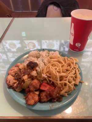 Especially fried rice is great! My Japanese friend didn’t like the food that much tho haha   at Oscar in Tokyo