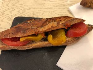 Baguette mit Tomate, gegrillter Paprika und Auberginen und Pesto - vegan gemacht / baguette with tomato, grilled pepper and eggplants and pesto made vegan  at épi in Cologne