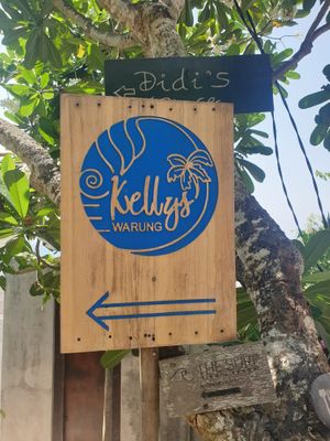 Clear signage down to the beach at Kelly's Warung in Pecatu