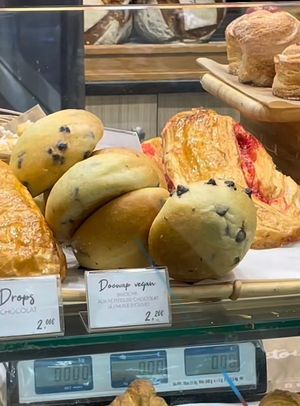 Vegan Doowap (brioche aux pépites de chocolat )  at Victoire Boulangerie in Paris