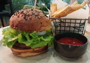 The District Burger at Ver De in El Nido