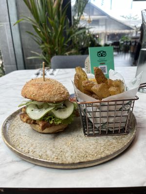 Tempeh burger  at Ver De in El Nido