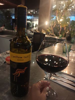 Vino tinto australiano yellow tail shiraz #Veganuary at Ver De in El Nido