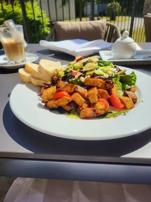 Wildkräuter Salat mit geräuchertem Tofu at Schlosshotel Blankenburg in Blankenburg Harz