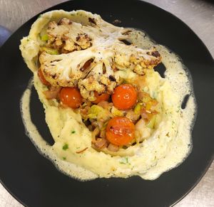 Gegrilltes Blumenkohlsteak mit Kartoffel-Kräuterpüree at Schlosshotel Blankenburg in Blankenburg Harz
