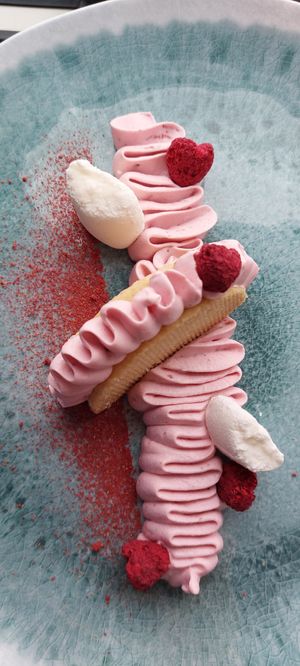 Marshmallow dessert with Raspberry Cream at Nomad CHEF in Munich