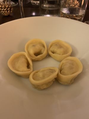 Tortellini gefüllt mit gebackenen Kartoffeln und grüne Brühe.  at Nomad CHEF in Munich