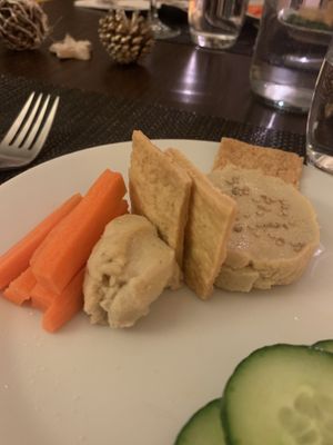 Vorspeise mit glutenfreien Crackers, selbstgemachten Frischkäse und rohen Gemüse.  at Nomad CHEF in Munich