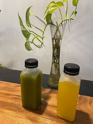 Green juice & passionfruit juice at The Green Zen in Rodney Bay