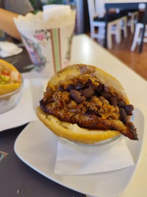 Arepa de pabellón criollo vegan at Restaurante Gaiborts in Terrassa