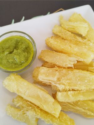 Yuca frita con guasacaca at Restaurante Gaiborts in Terrassa