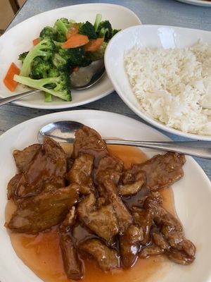 Sweet and sour chick’n, broccoli in garlic sauce    at Thi Vietnamese in 