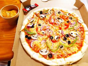 Delicious vegan pizza and hummus at Hummus Junction in Setubal