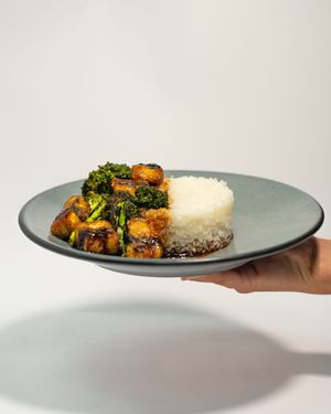 Momu Kamu:
Trozos de tofu abrazados por un cinturón de alga nori y enharinado, se sirve con brócoli y va bañado en salsa teriyaki hecha en casa. Guarnición arroz al vapor at Ishiki - Cloud Kitchen in Mexico City