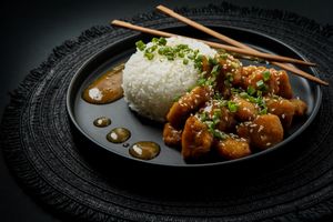 Seitán a la Naranja:
Crispy panko-breaded white seitan in homemade orange sauce, topped with sesame seeds & scallions. Served over rice. Guilty only for being fried. at Ishiki - Cloud Kitchen in Mexico City