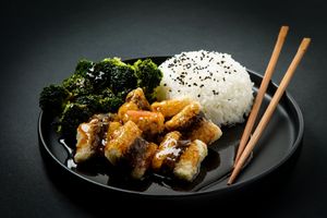 Momu Kamu:
Teriyaki-glazed tofu bites wrapped in nori, served with wok-tossed broccoli over rice. Sweet, bold, and beautiful. at Ishiki - Cloud Kitchen in Mexico City