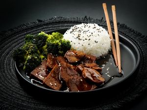 Seitán con Brócoli:
Juicy homemade red seitan with broccoli, sesame seeds & our signature mushroom-‘oyster’ sauce. Served over rice. A bold, cruelty-free classic. at Ishiki - Cloud Kitchen in Mexico City