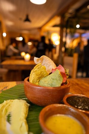 Tortillas de maíz de colores con dip de aguacate y salsa negra, a la par picante at Maxan in Antigua