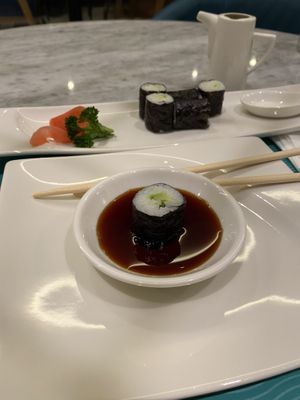 Avo maki roll    at Sushi Library in Riyadh