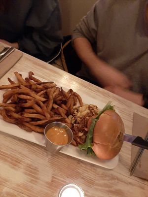 Mac and cheese burger at MeeT on Blanshard in Victoria