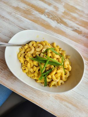Regular Mac and cheese bowl at MeeT on Blanshard in Victoria
