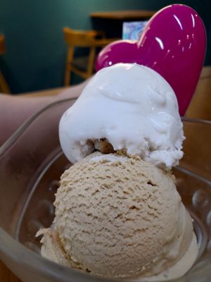 Caramel and vanilla icecream at Thanh Glado in Ho Chi Minh City
