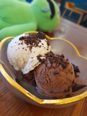 Chocolate and vanilla at Thanh Glado in Ho Chi Minh City