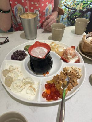 Great place for vegan ice cream. But should get some non dairy milk for their drinks   at Thanh Glado in Ho Chi Minh City