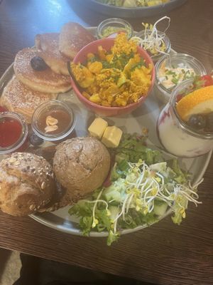 the BIG brunch plate 😋😋😋  at das retro. in Kiel