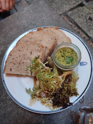 Chickpea guacamole at Roesel - beer & food in Prague