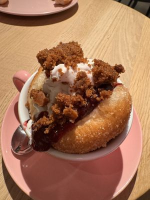 Mit mit Eis und heißen Kirschen   at Brammibal's Donuts - Schanzenviertel in Hamburg