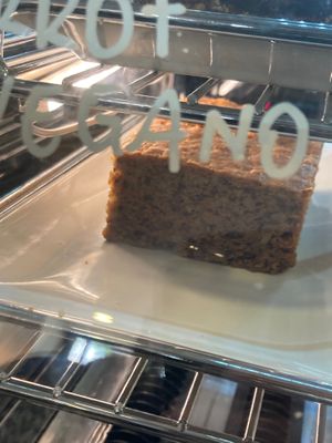 Vegan carrot cake at Café Anayad in Madrid