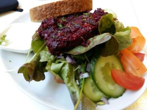 'Bietburger' with vegan sour cream at Fine Fresh Food in The Hague