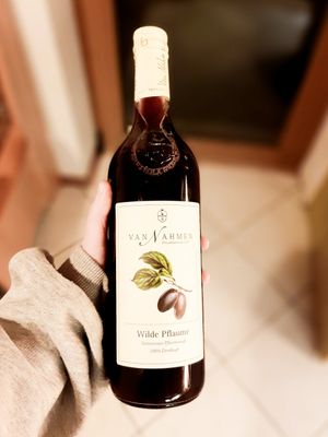 Wilde Pflaume Direktsaft at Obstkelterei van Nahmen in Hamminkeln